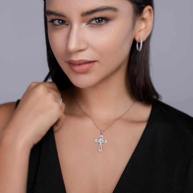 Collier croix en moissanite Shield of Love - Pendentif en argent sterling S925 à 92 pierres, taille 3EX, couleur D, bijou religieux