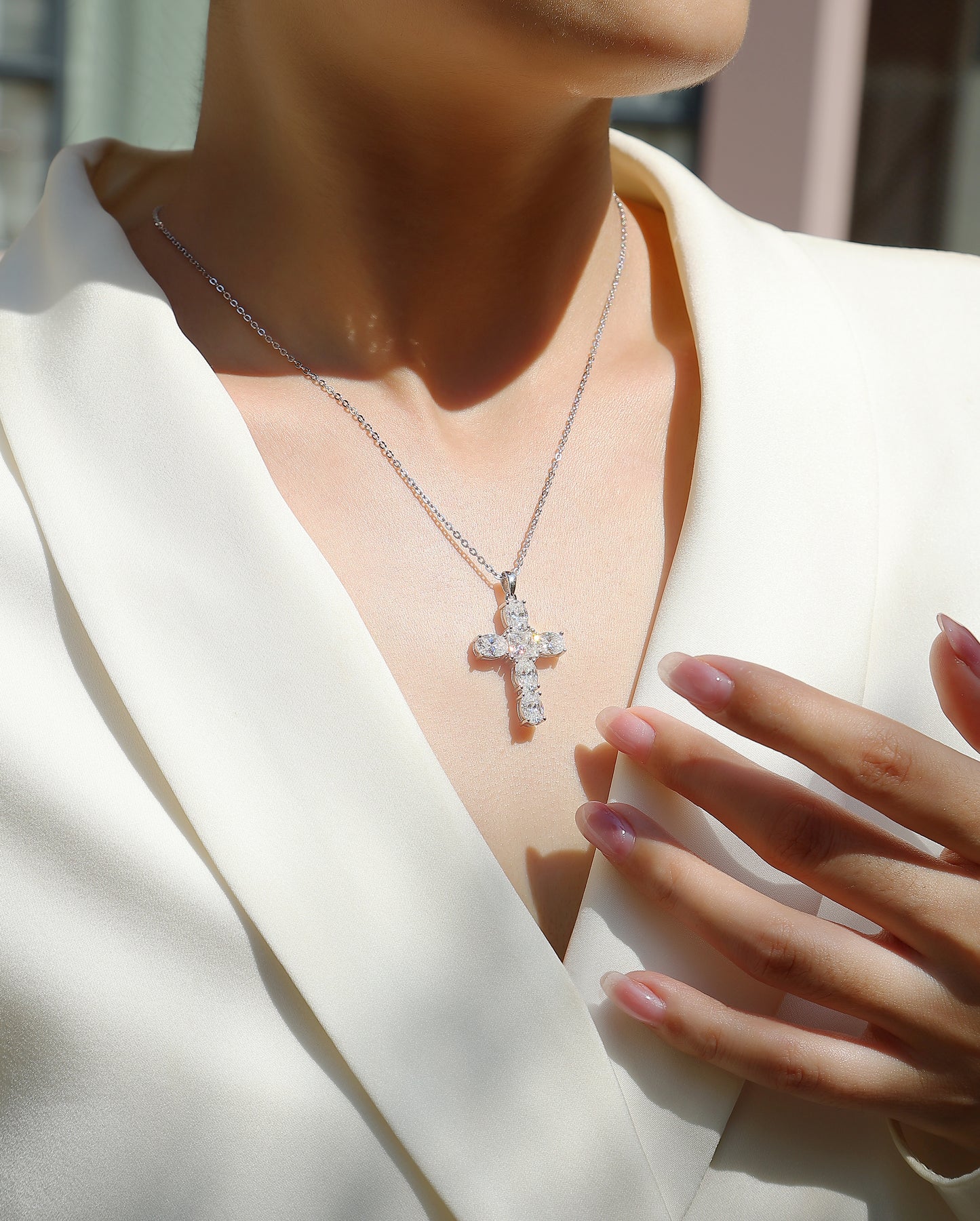 Collier avec pendentif croix en argent sterling S925 et moissanite pour femme – Chaîne de clavicule élégante et personnalisée, bijou chrétien délicat à offrir pour une fête de mariage ou au quotidien.