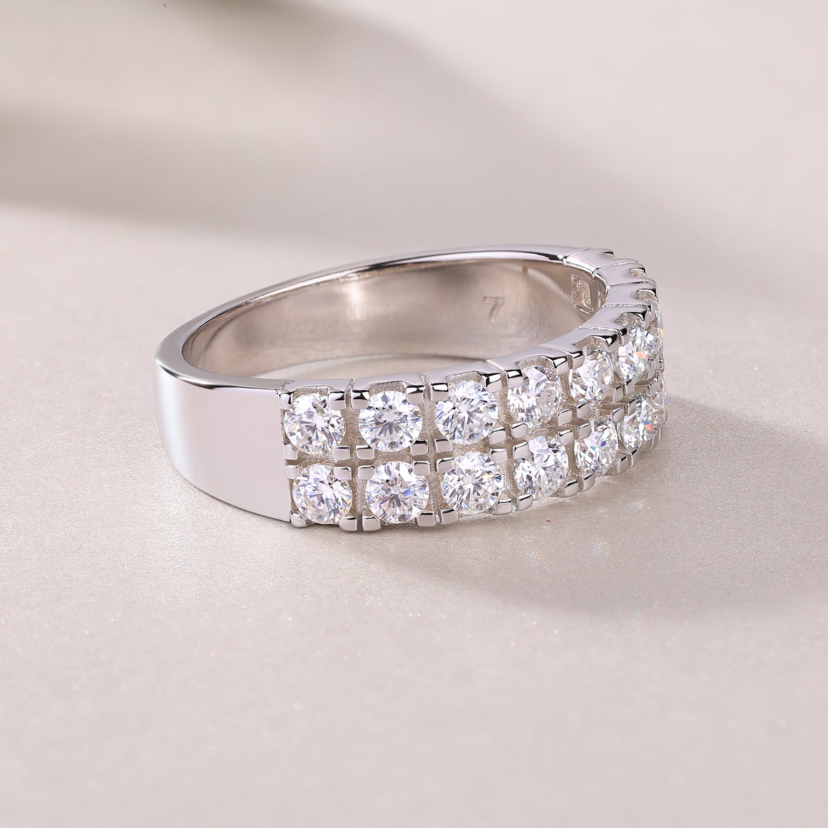 Bague en argent sterling S925 avec moissanite – Bague élégante et légère pour femme. Scintillement tendance, effet diamant, hypoallergénique et résistante au ternissement. Design unique, idéal pour un cadeau d'amour ou pour se faire plaisir.