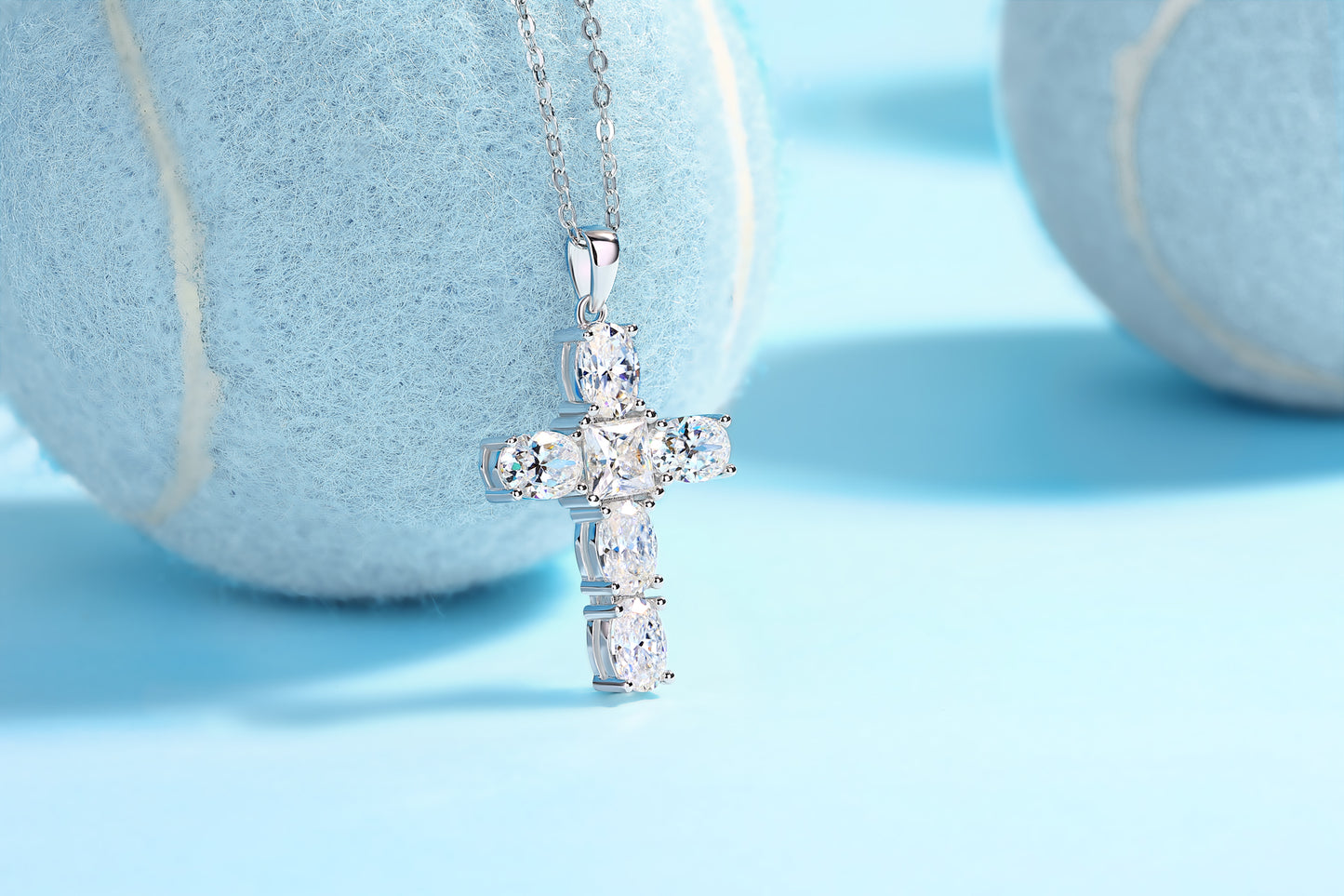 Collier avec pendentif croix en argent sterling S925 et moissanite pour femme – Chaîne de clavicule élégante et personnalisée, bijou chrétien délicat à offrir pour une fête de mariage ou au quotidien.