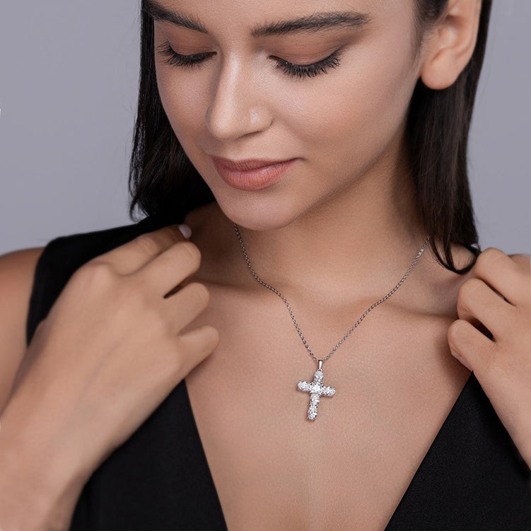 Collier avec pendentif croix en argent sterling S925 et moissanite pour femme – Chaîne de clavicule élégante et personnalisée, bijou chrétien délicat à offrir pour une fête de mariage ou au quotidien.